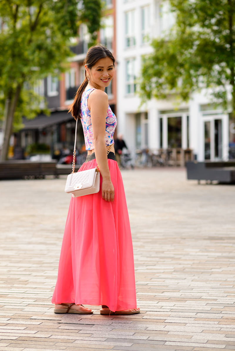 voor mij Winkelcentrum Ontmoedigd zijn Outfit: Bloemen Crop Top met Koraal Roze Maxi Skirt | TheBeautyMusthaves